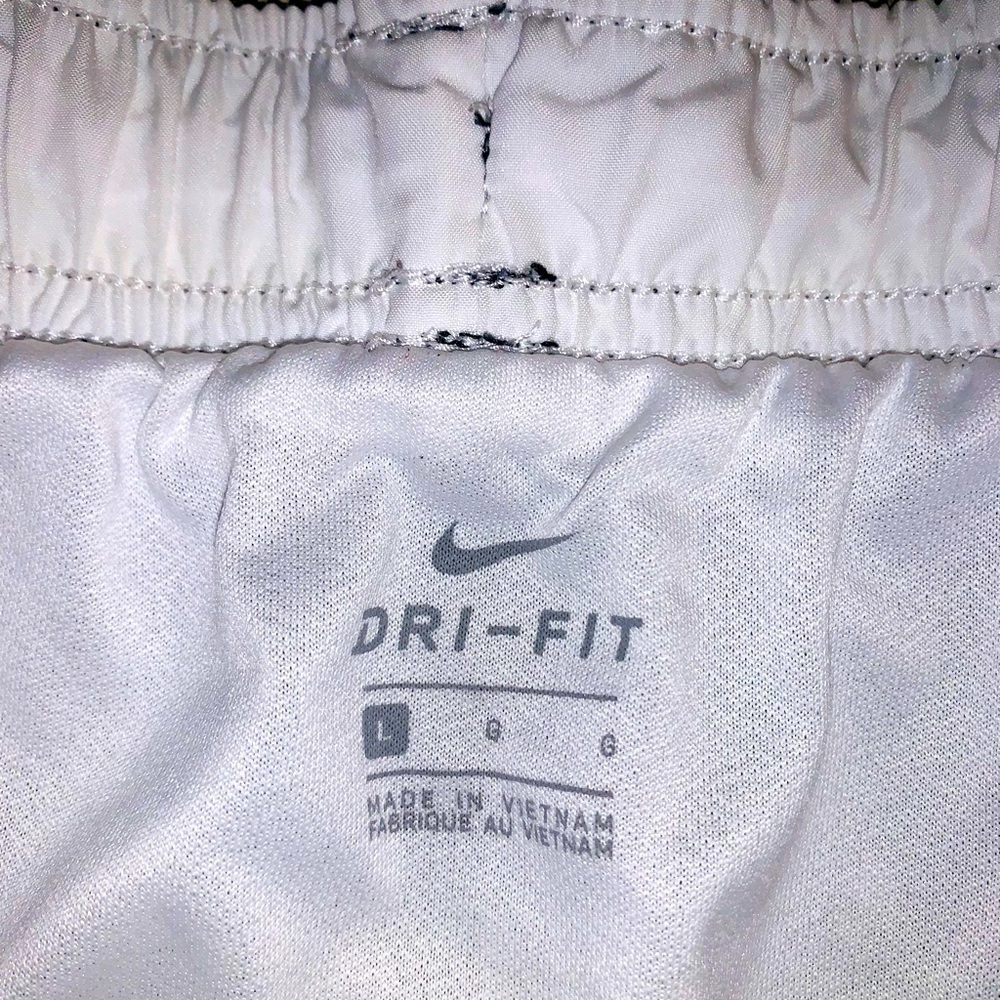 Womens Nike Dri-Fit Shorts Size Large - Picture 4 of 4
